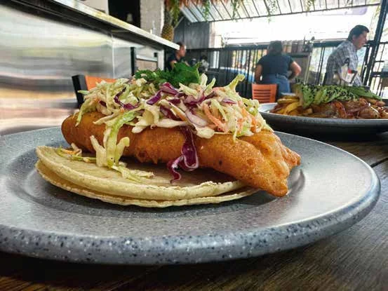 Taco de pescado capeado estilo Ensenada, BC, servido en Marino Central