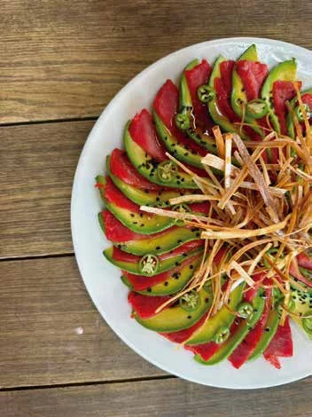 Tiradito de atún con aguacate y salsas negras de Marino Central